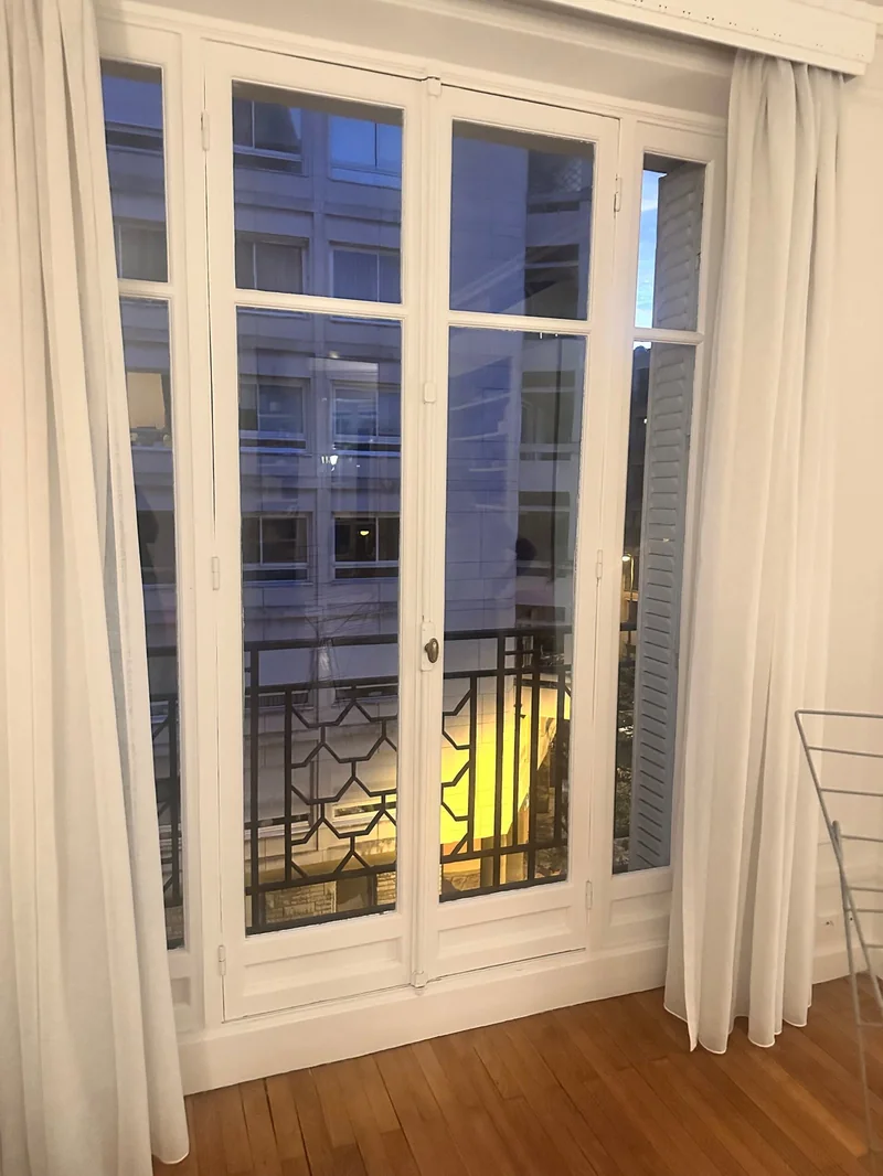 Menuiserie extérieure - Fenêtre blanche + rebord